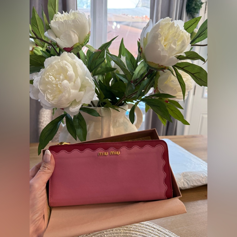 ❤️❤️MiuMiu Pink and red Scalloped wallet
